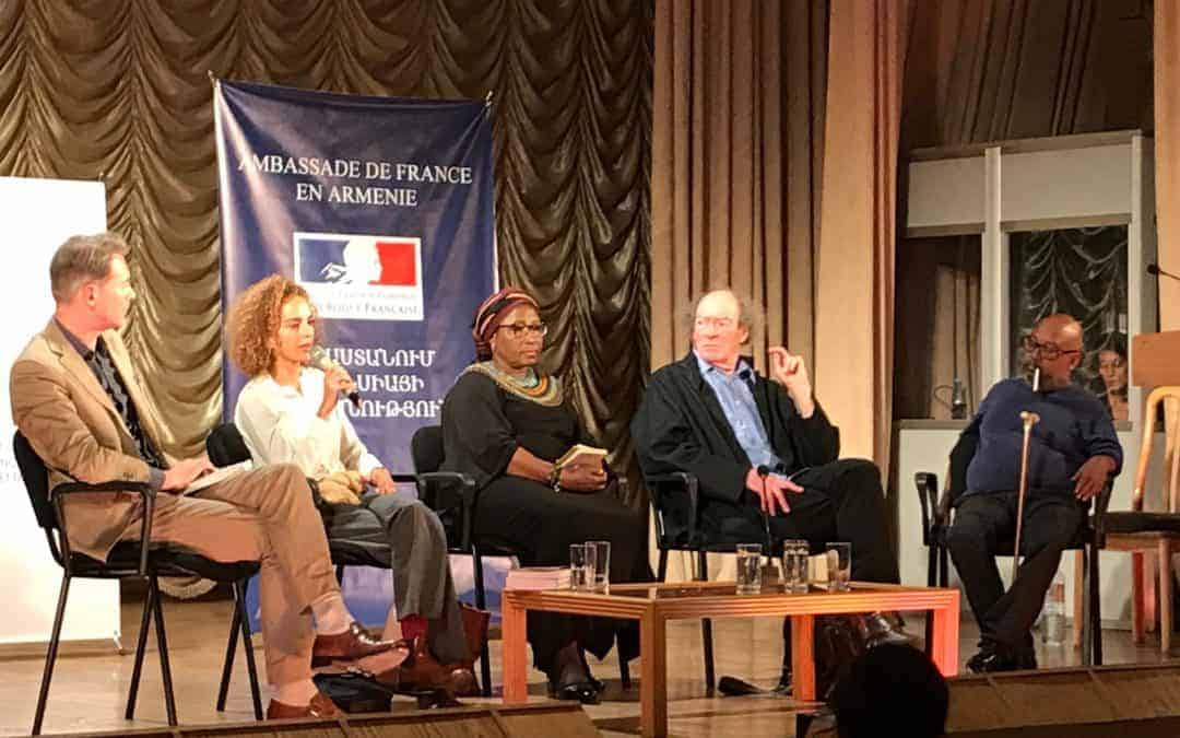Gilles Kraemer anime la table ronde littéraire « Le français, langue d’amour, langue de combats » en présence de Leila Slimani