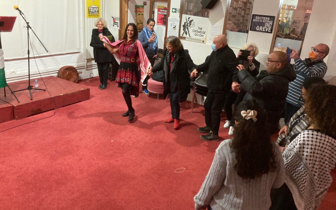 Chants et danse pour la sortie de “Voix du théâtre en Palestine”